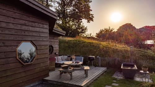 Saffir Luxury Eco Lodge, log-fired bath & views in Dihewid