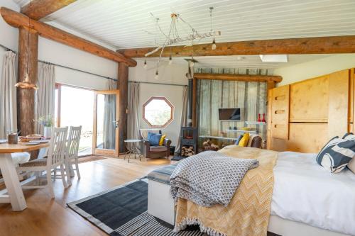 Saffir Luxury Eco Lodge, log-fired bath & views in Dihewid