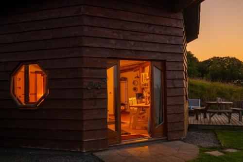 Saffir Luxury Eco Lodge, log-fired bath & views in Dihewid