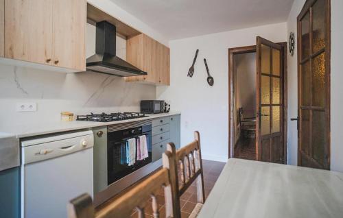virtuve, Cozy Home In Sant Jaume Del Domenys in Sant Jaume Dels Domenys