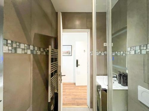 UrbanFlat 205 - Beautiful Studio in the center of Paris - image 13