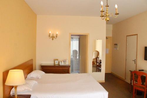2 queen beds, 1 twin bed