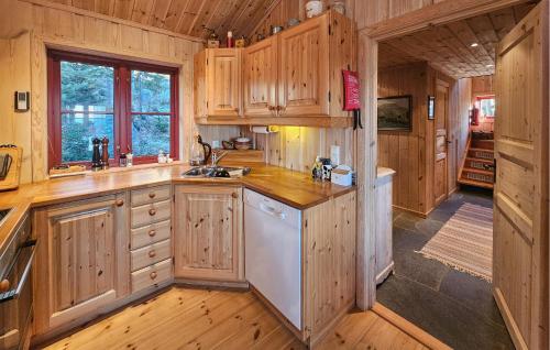 virtuve, Stunning Home In Austbygda With Wifi in Austbygd