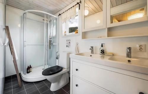 Ванна кімната, 3 Bedroom Awesome Home In Strandebarm in Страндебарм