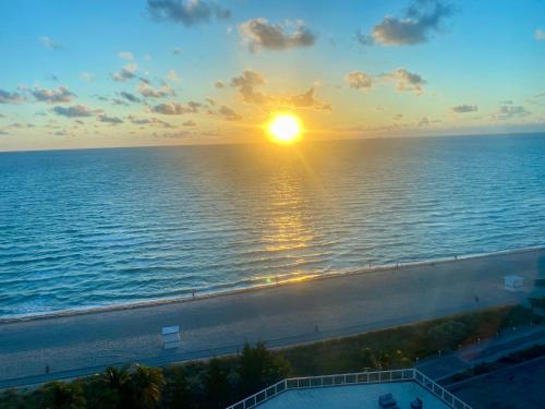 Castle Beach Resort Condo Penthouse or 1BR Direct Ocean View -just remodeled- in Miami Beach, USA