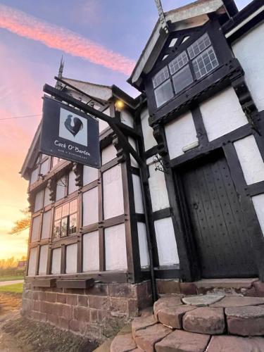 A szálláshely kívülről, Cock O' Barton in Barton (Cheshire)
