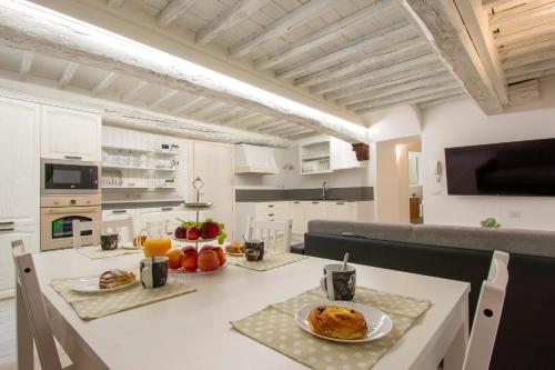 GuestHost - Casa di Alice - Elegance in the Centre
