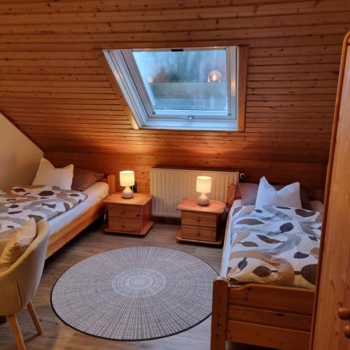 2 twin beds