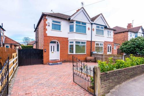 3 Bed Hale Home Free Parking