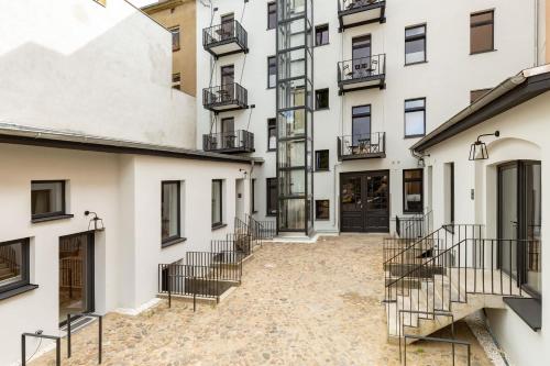 Memphis Design Loft Duplex -40sqm- near Antonplatz in Weissensee