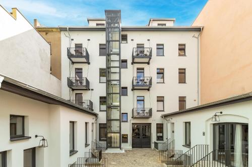 Memphis Design Loft Duplex -40sqm- near Antonplatz in Weissensee