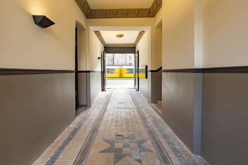 Memphis Design Loft Duplex -40sqm- near Antonplatz in Weissensee