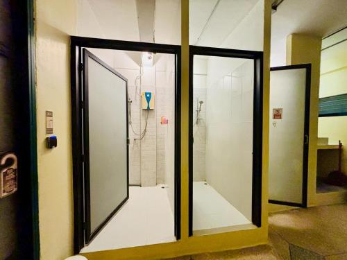 ห้องน้ำ, สุขุม เจริญกรุง ตากสิน บริดจ์ เกสต์เฮาส์ (Sukhum Charoen Krung Tak-Sin bridge guest house) in ริมแม่น้ำเจ้าพระยา