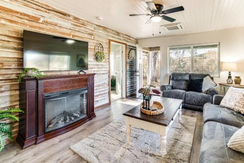 2 Mi to Clear Lake: Pet-Friendly Lakeport Retreat! in 拉克波特