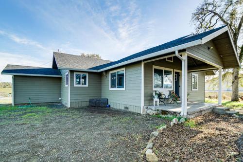 2 Mi to Clear Lake: Pet-Friendly Lakeport Retreat! in 拉克波特
