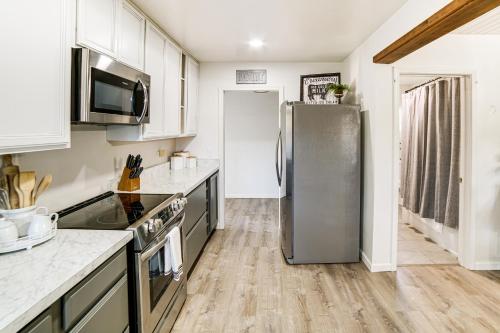 2 Mi to Clear Lake: Pet-Friendly Lakeport Retreat! in 拉克波特
