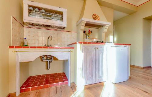 кухня, Pet Friendly Home In Pescina in Сегіано