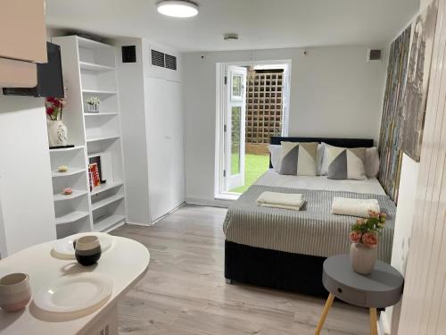 Guestroom, Portobello Road Artistic Studios in Notting Hill
