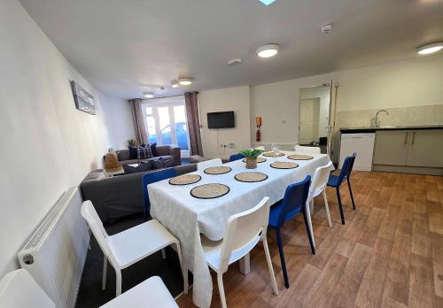 7-Bed Westbourne House - Sleeps 14 - Free Parking – khách sạn tại West Bournemouth