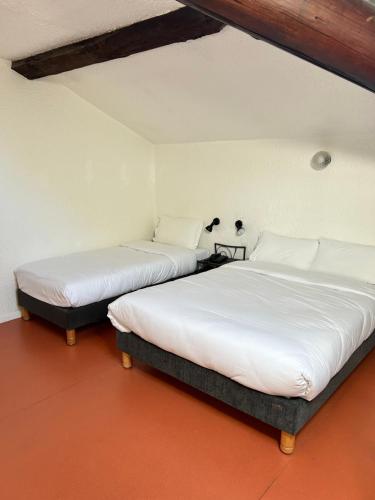 2 twin beds