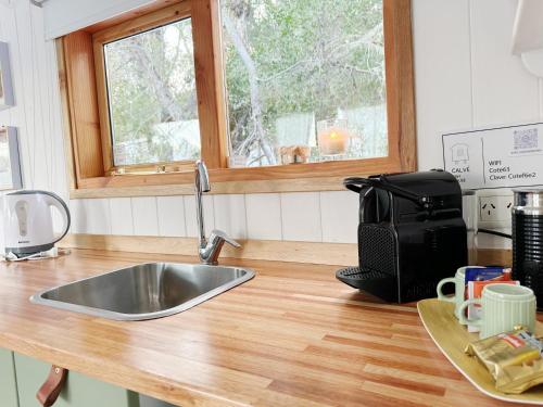 Konyha, Casa Calvé Tiny House en el Bosque con Deck Privado San Martín de los Andes (Casa Calve Tiny House en el Bosque con Deck Privado San Martin de los Andes) in Lolog