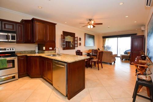 Fifth-Floor Condo with Breathtaking Ocean Views, Stylish Interior & Prime Location Near Flamingo Bea in Playa Flamingo