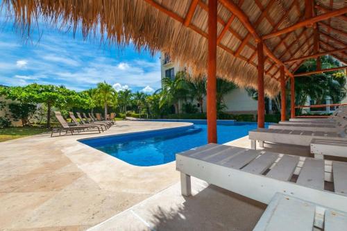 Fifth-Floor Condo with Breathtaking Ocean Views, Stylish Interior & Prime Location Near Flamingo Bea in Playa Flamingo