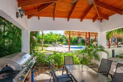 Fifth-Floor Condo with Breathtaking Ocean Views, Stylish Interior & Prime Location Near Flamingo Bea in Playa Flamingo