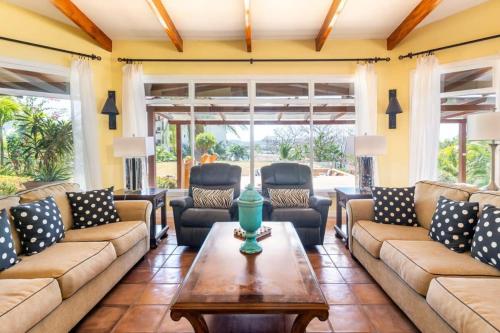 Luxury Five-Bedroom Oasis in Playa Flamingo with a Private Pool and Stylish Decor in Playa Flamingo