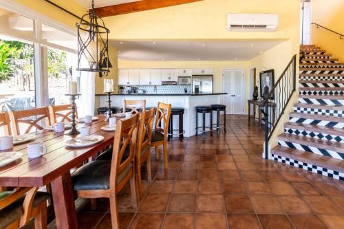 Luxury Five-Bedroom Oasis in Playa Flamingo with a Private Pool and Stylish Decor in Playa Flamingo