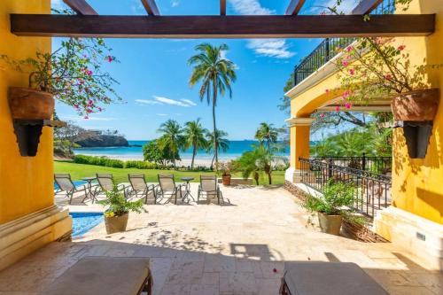 Elegant Mediterranean-Style Mansion with Beachfront Views and Private Infinity Pool in 普拉亞弗萊明戈