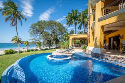 Elegant Mediterranean-Style Mansion with Beachfront Views and Private Infinity Pool in 普拉亞弗萊明戈