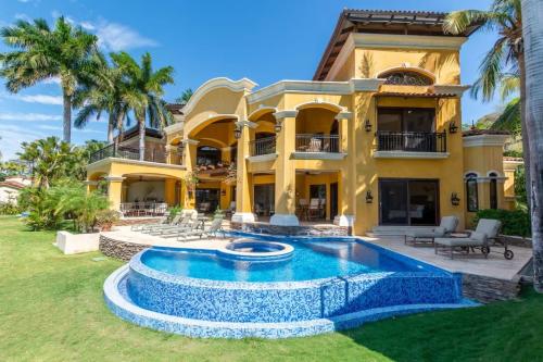 Elegant Mediterranean-Style Mansion with Beachfront Views and Private Infinity Pool in 普拉亞弗萊明戈