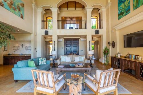 Elegant Mediterranean-Style Mansion with Beachfront Views and Private Infinity Pool in 普拉亞弗萊明戈