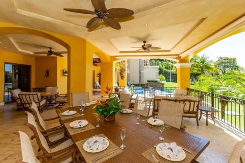 Elegant Mediterranean-Style Mansion with Beachfront Views and Private Infinity Pool in 普拉亞弗萊明戈