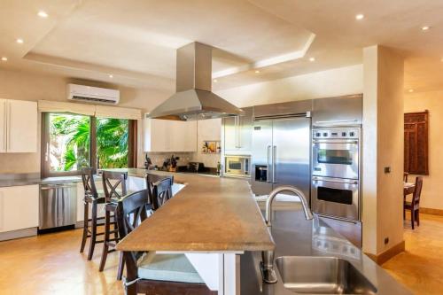 Elegant Mediterranean-Style Mansion with Beachfront Views and Private Infinity Pool in 普拉亞弗萊明戈