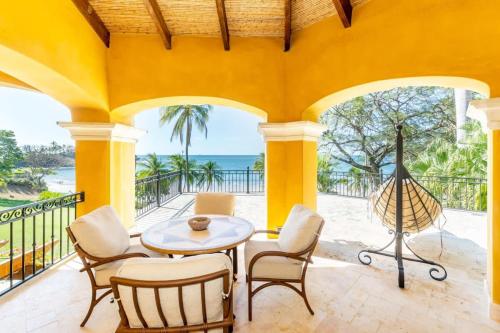 Elegant Mediterranean-Style Mansion with Beachfront Views and Private Infinity Pool in 普拉亞弗萊明戈