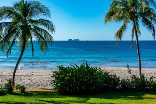 Elegant Mediterranean-Style Mansion with Beachfront Views and Private Infinity Pool in 普拉亞弗萊明戈