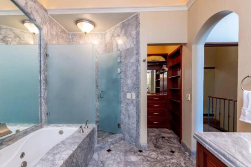 Spacious Open-Concept Condo with Stylish Design Direct Beach Access & Resort-Style Amenities - image 4