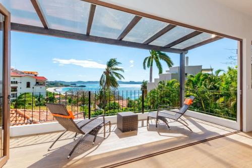Stunning Home with Brand-New Guesthouse and Oceanview Terrace with Private Swimming Pool & Hot Tub in ปลายา ฟลามิงโก