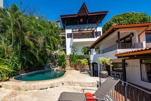 Stunning Home with Brand-New Guesthouse and Oceanview Terrace with Private Swimming Pool & Hot Tub in ปลายา ฟลามิงโก