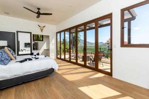 Stunning Home with Brand-New Guesthouse and Oceanview Terrace with Private Swimming Pool & Hot Tub in ปลายา ฟลามิงโก