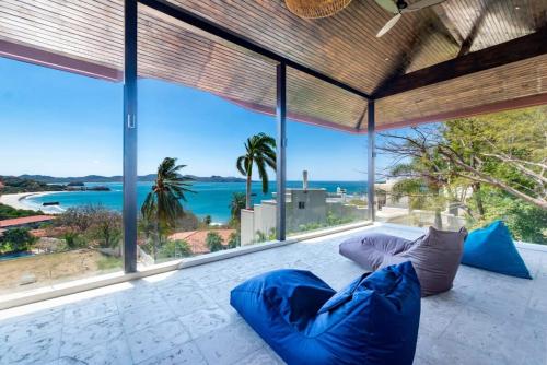 Stunning Home with Brand-New Guesthouse and Oceanview Terrace with Private Swimming Pool & Hot Tub in ปลายา ฟลามิงโก