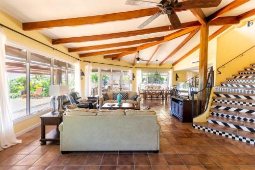 Stunning Home with Brand-New Guesthouse and Oceanview Terrace with Private Swimming Pool & Hot Tub in ปลายา ฟลามิงโก