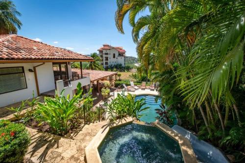 Stunning Home with Brand-New Guesthouse and Oceanview Terrace with Private Swimming Pool & Hot Tub in ปลายา ฟลามิงโก