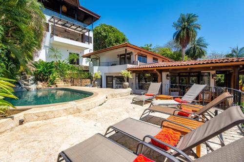 Stunning Home with Brand-New Guesthouse and Oceanview Terrace with Private Swimming Pool & Hot Tub in ปลายา ฟลามิงโก