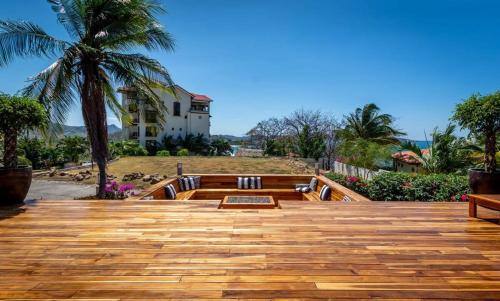 Stunning Home with Brand-New Guesthouse and Oceanview Terrace with Private Swimming Pool & Hot Tub in ปลายา ฟลามิงโก