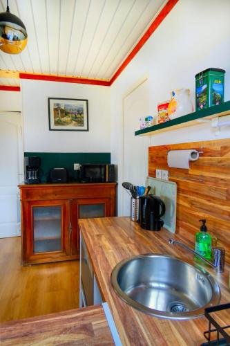 Kitchen, L'HERMITAGE maisonnette lake view beach 5 min walk in Charavines