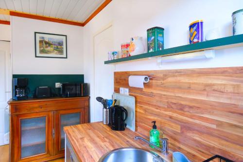 Kitchen, L'HERMITAGE maisonnette lake view beach 5 min walk in Charavines