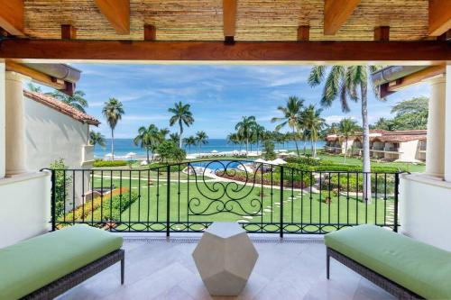 Modern Oceanfront Condo with a Chic Coastal Design, Resort-Style Amenities, and Direct Beach Access in 普拉亞弗萊明戈